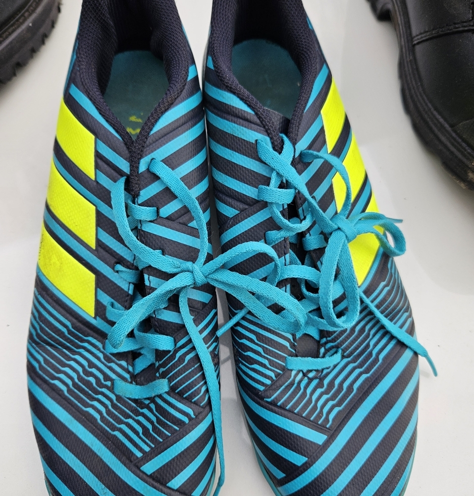 Size 9.5 Adidas indoor soccer shoe